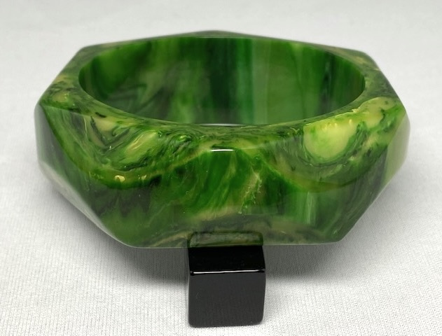 BB526 facet cut chunky marbled spinach green bakelite bangle